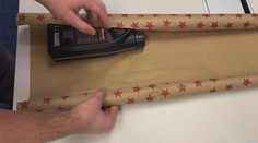 Nevíte, jak zabalit dárek netypického tvaru? Po tomto videu vám to půjde snadno