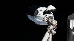 Nákladní loď přistála na ISS, přivezla astronautům vánoční dobroty i dárky