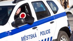 Strážníci vyjeli k injekční stříkačce. Čekalo je překvapení, nad kterým se baví internet