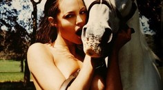 Nahá Angelina Jolie se mazlila s hřebcem