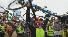 Studenti ze Srbska ujeli na kole 1 300 kilometrů. Protestují tak proti své vládě