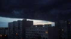 DĚSIVÝ MRAK nad Prahou: Konec světa, napsal čtenář. VIDEO