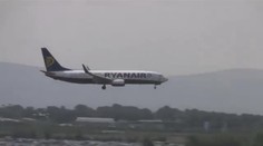 VIDEO: Letadlo Ryanairu nemohlo v Praze přistát. Ranvej blokovalo jiné letadlo