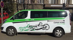 Hyenismus! Postiženým ukradli přímo ze svatby speciální auto