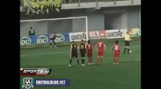 VIDEO: Fotbalový vyčůránek k pohledání. Sebral brankáři míč a dal gól