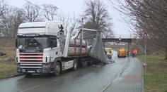 Kamioňák se nevešel pod most. Zablokoval silnici i železnici