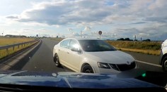 Zběsilou otočkou do protisměru ohrozili životy. Místo omluvy přišlo neslušné gesto