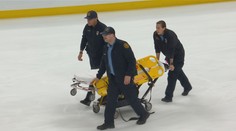 Hrůzná srážka v NHL. Sudí po ní zůstal bezvládně ležet, odvážela ho nosítka