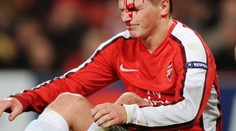 Rozbitá hlava a díra v noze. Hráči Arsenalu zaplatili za postup bolestivou daň