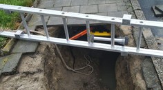 Pod ženou se na Kroměřížsku propadl chodník! Na pomoc jí vyjeli hasiči