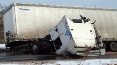 Nehoda kamionu uzavřela silnici u Třeboně