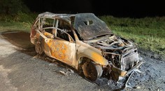 Na Berounsku vybuchlo auto, těžce popálený řidič si doběhl pro pomoc
