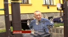 Pětiletý kluk zůstával sám doma, volal z okna o pomoc