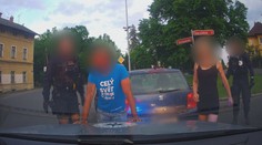 Ujíždějící řidička si za jízdy přesedla, spolujezdec ale neměl řidičák