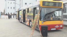 VIDEO: Do autobusu ne napěchovalo více než 200 lidí