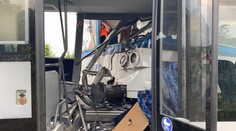 Na Benešovsku se srazil autobus s vlakem. Deset zraněných, jeden těžce