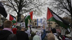 Před izraelskou ambasádou ve Washingtonu se zapálil muž ve vojenské uniformě