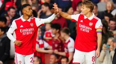 Arsenal se vrátil do čela ve velkém stylu, West Ham padl s United