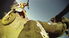 Největší adrenalin – skákat do propasti na motorce