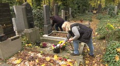 Stále více lidí využívá pro úpravu hrobů firmy. Zapálí svíčku i položí věnec