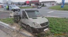 Řidič nezatáhl ruční brzdu a usnul. Auto se řítilo rušnou silnicí
