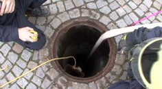 Voda z potrubí zaplavila v centru Litoměřic sklepy
