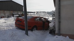 Auto v šílené rychlosti narazilo do domu. Řidič je v kritickém stavu