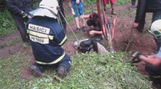 Kůň spadl do nepoužívané jímky. Zachránili ho hasiči. VIDEO