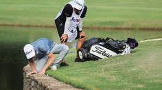 Jak se tam mohl míček udržet? Golfista pobavil šťastným úderem