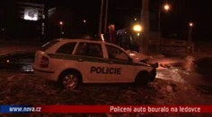 VIDEO: Policejní auto klouzalo na ledovce a bouralo