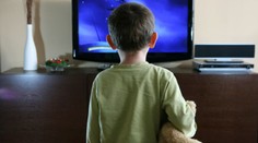 Má vaše dítě v pokojíku televizi? Tak je SÁDELNATĚJŠÍ než jeho kamarádi!
