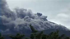 Filipínský vulkán Bulusan chrlí popel. Letadla lítají oklikou