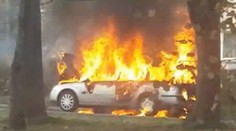 VIDEO: V Jablonci řidič bezmocně sledoval požár svého auty