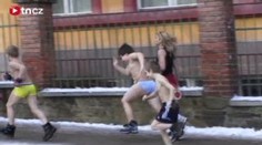 Zvoní! Oblečení dolů. Škola zavedla otužování