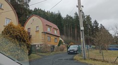 Policie vyšetřuje smrt muže (†76) na Děčínsku. Našli ho v zakouřené místnosti