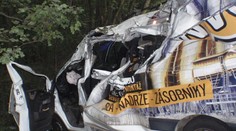 Dodávka se změnila v hromadu šrotu, pasažér neměl šanci přežít