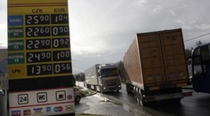 Benzín za 22,90. Řidiči zablokovali silnici a tankovali do zásoby