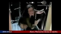 VIDEO: Alanis Morissette čůrala ve výtahu