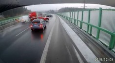 Hasiči zastavili, aby pomohli u nehody. Nabouralo je další auto