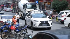 Už je to tady. Robotické taxíky vyrážejí do ulic, zbavují se řidičů i volantů
