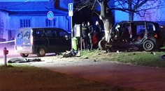 Řidič zničil v Plzni auto o strom, tělo museli vyprostit hasiči