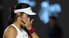 Vítězka grandslamu se trápila s hráčkou ze sedmé stovky, nakonec odstoupila