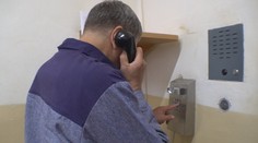 Věznice v Česku nově povolují odsouzeným telefony. S kontrolou hovorů pomůže AI