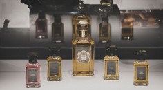 Parfumerie Guerlain otevřela svůj archiv. Odhalila tajemství Alžběty II.