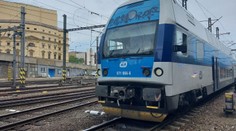 V Praze se čelně srazil vlak s lokomotivou. Tři lidé jsou zranění