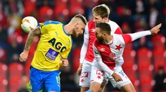 Strach, penalta, červená a gól! Slavia nabírá na čele ligy náskok