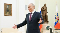 Putinovo gesto vyvolalo lavinu reakcí. Lidé tvrdě urážejí Trumpova vyslance