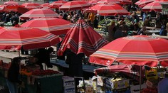 Řidič ztratil kontrolu nad vozem a vřítil se na bleší trh, 13 zraněných