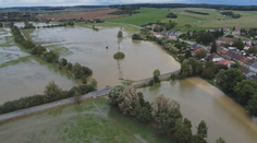 Letecké záběry rozlité Bystřice: Voda zaplavila okolí, blíží se k domovům