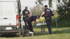 Při sérii útoků v Kanadě zemřelo nejméně 10 lidí. Policie pátrá po podezřelých